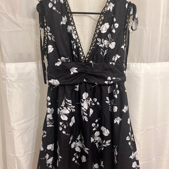 Dresses & Skirts - Black and white summer dress